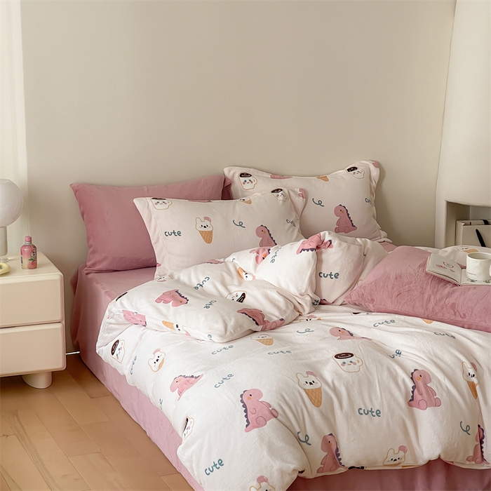 91家纺网 家纺一手货源 找家纺 时光里 2023新款全消光加厚牛奶绒印花单被套 恐龙宝宝-粉