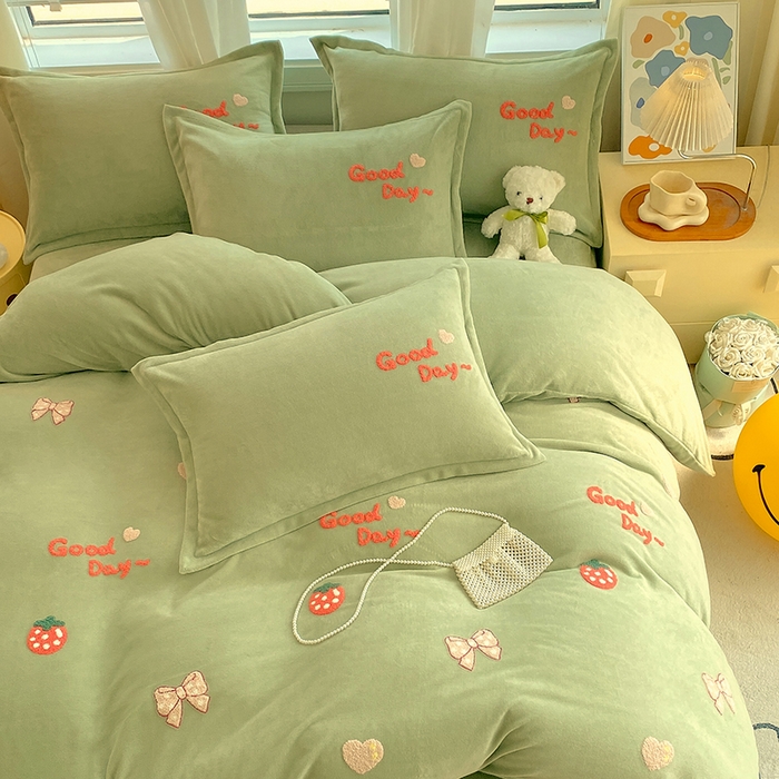 91家纺网 家纺一手货源 找家纺 凡客家居 2023新款毛巾绣牛奶绒四件套 初妍-绿