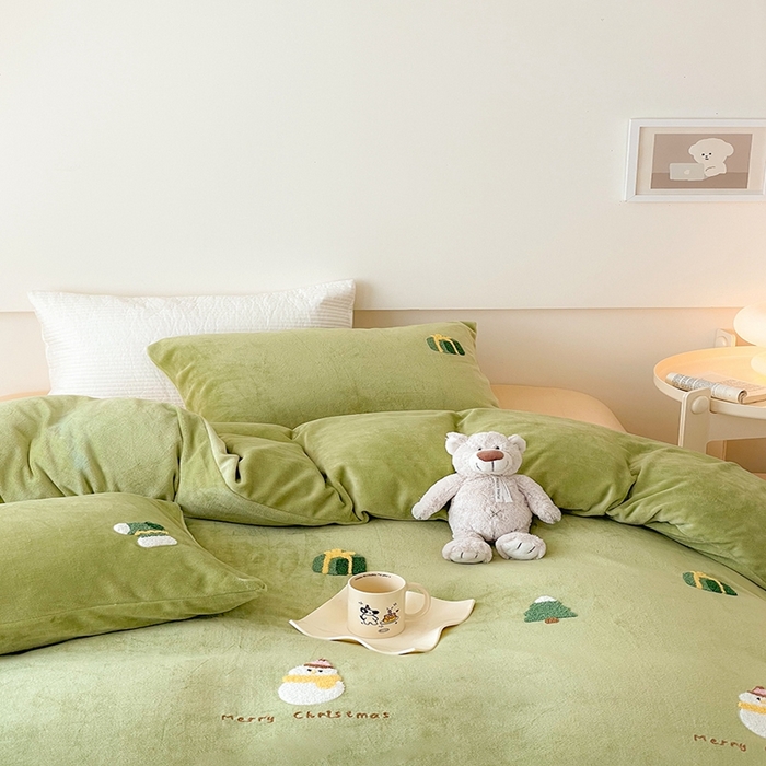 91家纺网 家纺一手货源 找家纺 沐棉 2023新款高克重牛奶绒毛巾绣四件套 快乐圣诞-绿