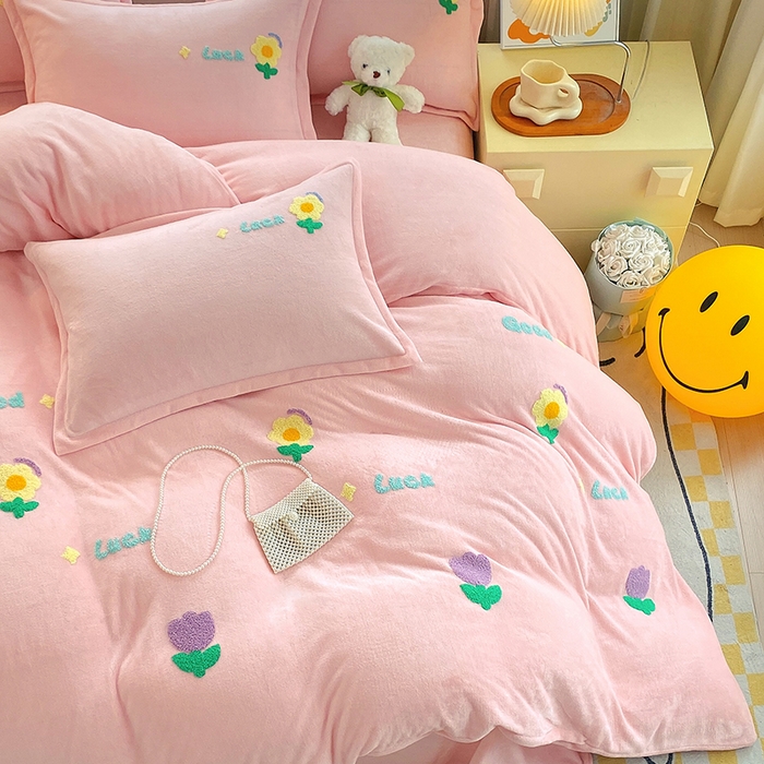 91家纺网 家纺一手货源 找家纺 凡客家居 2023新款毛巾绣牛奶绒四件套 郁金香-粉