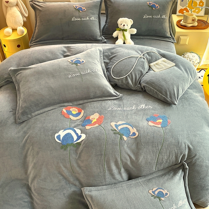 91家纺网 家纺一手货源 找家纺 凡客家居 2023新款毛巾绣牛奶绒四件套 爱丽丝-灰