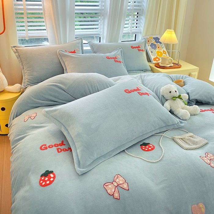 91家纺网 家纺一手货源 找家纺 凡客家居 2023新款毛巾绣牛奶绒四件套 初妍-水蓝