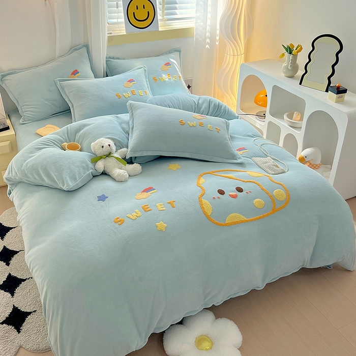 91家纺网 家纺一手货源 找家纺 凡客家居 2023新款毛巾绣牛奶绒四件套 优漫-水蓝