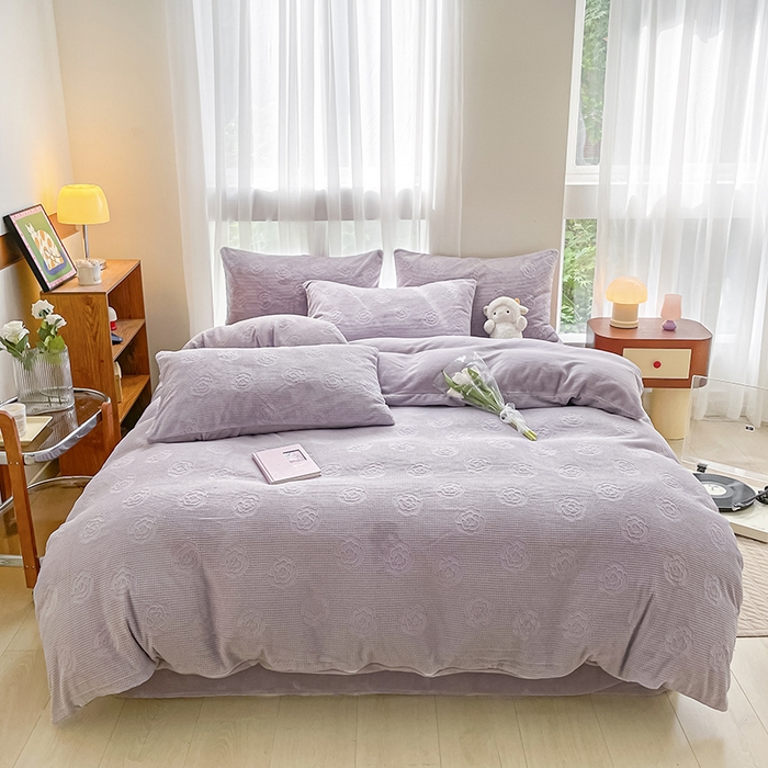 91家纺网 家纺一手货源 找家纺 蜜柚 2024新款全消光200克牛奶绒温柔治愈系奶油风雕花烂花极简牛奶绒四件套繁花-香芋紫