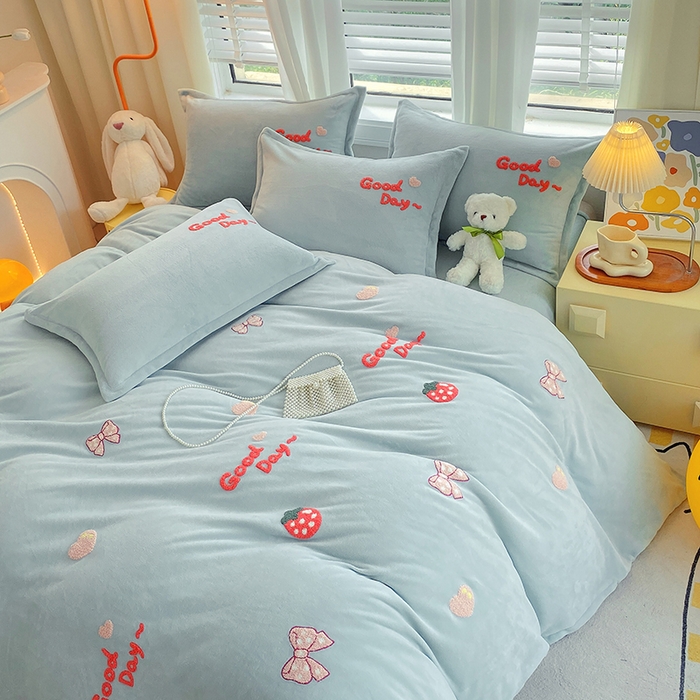 91家纺网 家纺一手货源 找家纺 凡客家居 2023新款毛巾绣牛奶绒四件套 初妍-水蓝