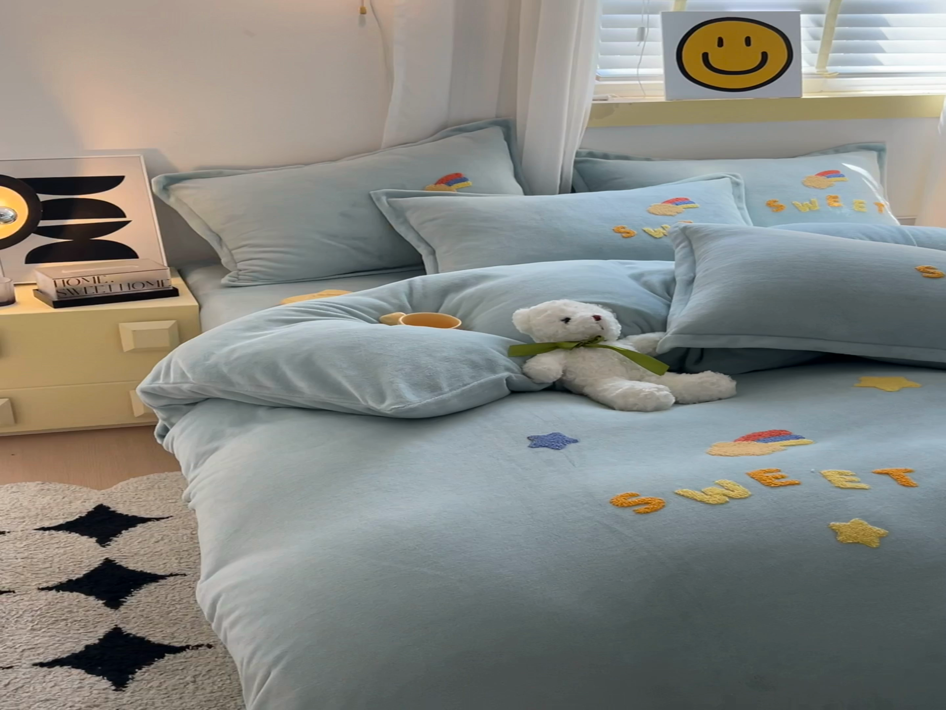 91家纺网 家纺一手货源 找家纺 凡客家居 2023新款毛巾绣牛奶绒四件套 优漫-水蓝