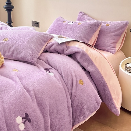 91家纺网 家纺一手货源 找家纺 懒猫家纺 2024新款兔毛绒毛巾绣四件套 爱心樱桃-星夜紫