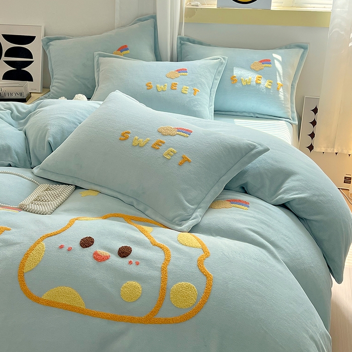 91家纺网 家纺一手货源 找家纺 凡客家居 2023新款毛巾绣牛奶绒四件套 优漫-水蓝