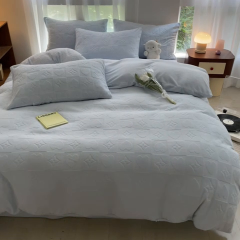 91家纺网 家纺一手货源 找家纺 蜜柚2024新款全消光200克牛奶绒温柔治愈系奶油风雕花烂花极简牛奶绒四件套 依恋-繁星兰