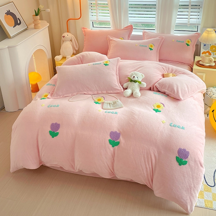 91家纺网 家纺一手货源 找家纺 凡客家居 2023新款毛巾绣牛奶绒四件套 郁金香-粉