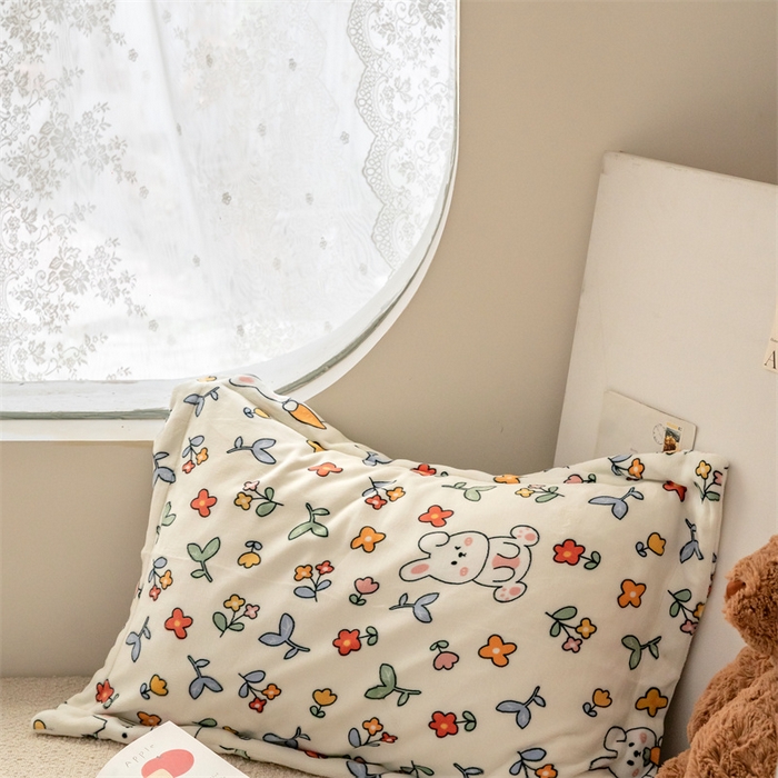 91家纺网 家纺一手货源 找家纺 时光里 2023新款全消光加厚牛奶绒印花单品单枕套 花间萌兔