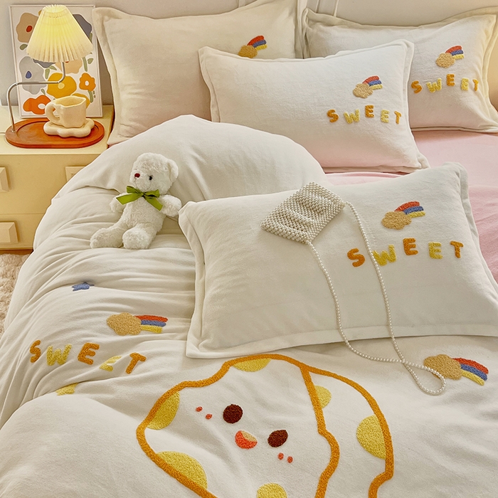 91家纺网 家纺一手货源 找家纺 凡客家居 2023新款毛巾绣牛奶绒四件套 优漫-米白