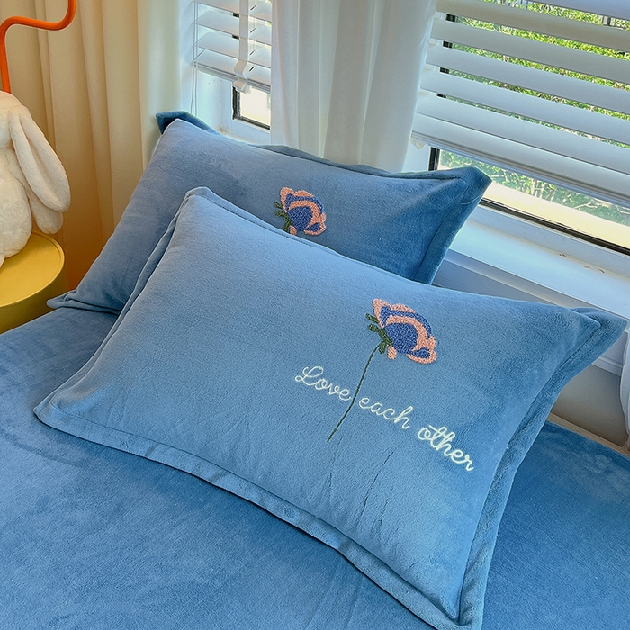 91家纺网 家纺一手货源 找家纺 凡客家居 2023新款毛巾绣牛奶绒四件套 爱丽丝-蓝