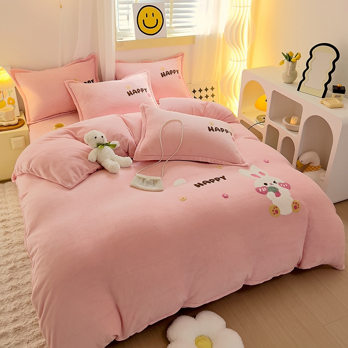 91家纺网 家纺一手货源 找家纺 凡客家居 2023新款毛巾绣牛奶绒四件套 快乐兔-粉