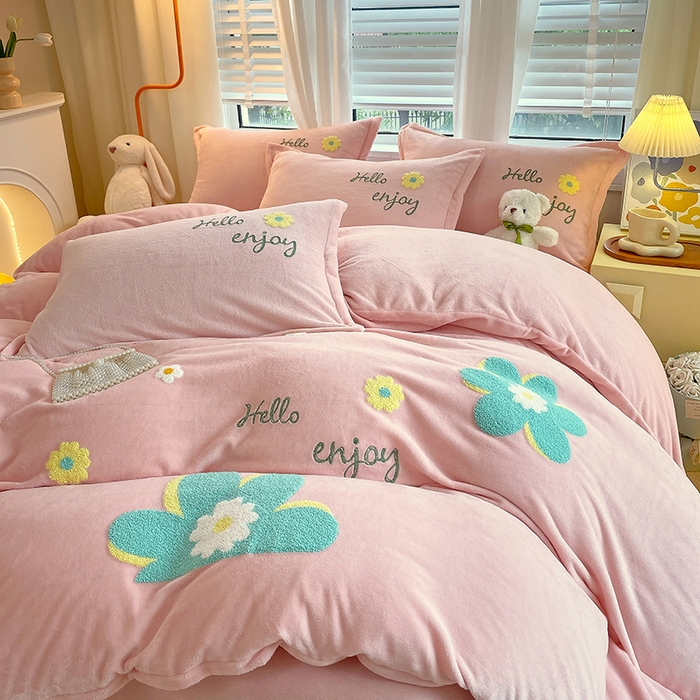 91家纺网 家纺一手货源 找家纺 凡客家居 2023新款毛巾绣牛奶绒四件套 伊莲娜-粉