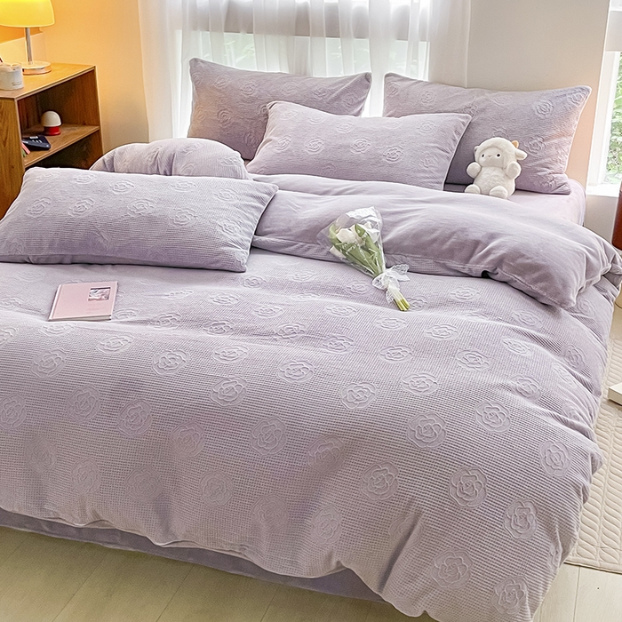 91家纺网 家纺一手货源 找家纺 蜜柚 2024新款全消光200克牛奶绒温柔治愈系奶油风雕花烂花极简牛奶绒四件套繁花-香芋紫