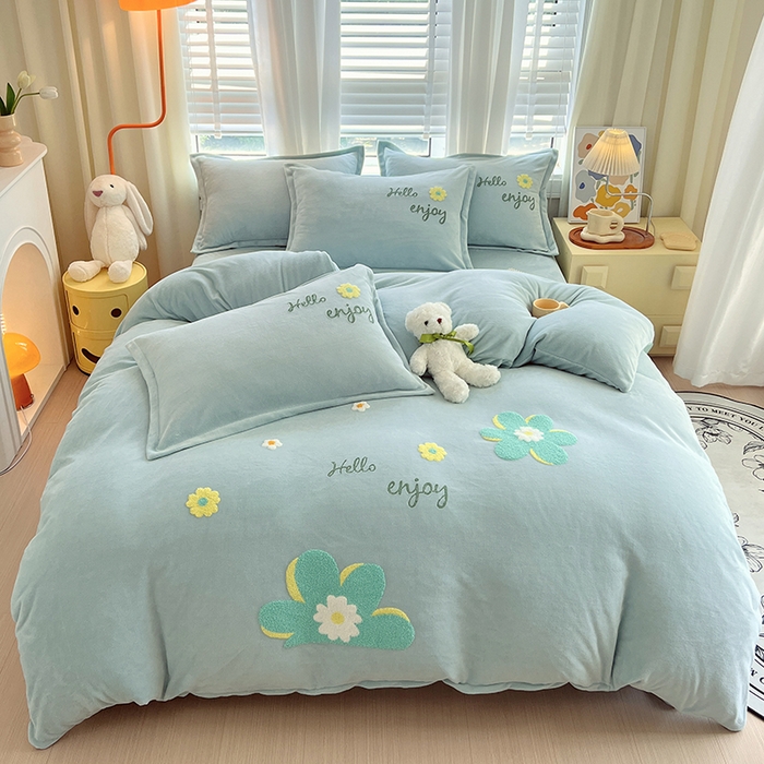 91家纺网 家纺一手货源 找家纺 凡客家居 2023新款毛巾绣牛奶绒四件套 伊莲娜-水蓝