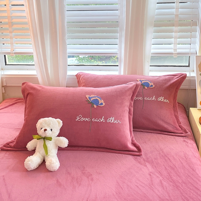 91家纺网 家纺一手货源 找家纺 凡客家居 2023新款毛巾绣牛奶绒四件套 爱丽丝-豆沙