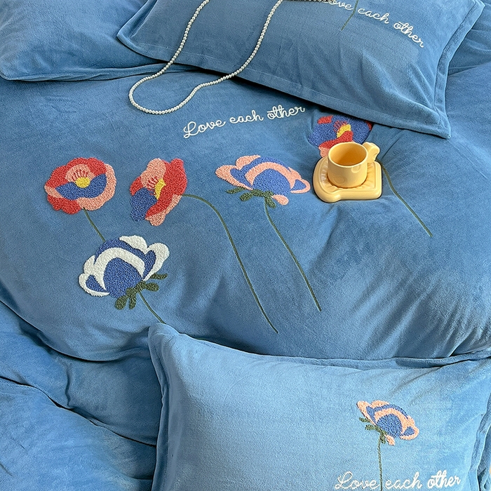 91家纺网 家纺一手货源 找家纺 凡客家居 2023新款毛巾绣牛奶绒四件套 爱丽丝-蓝