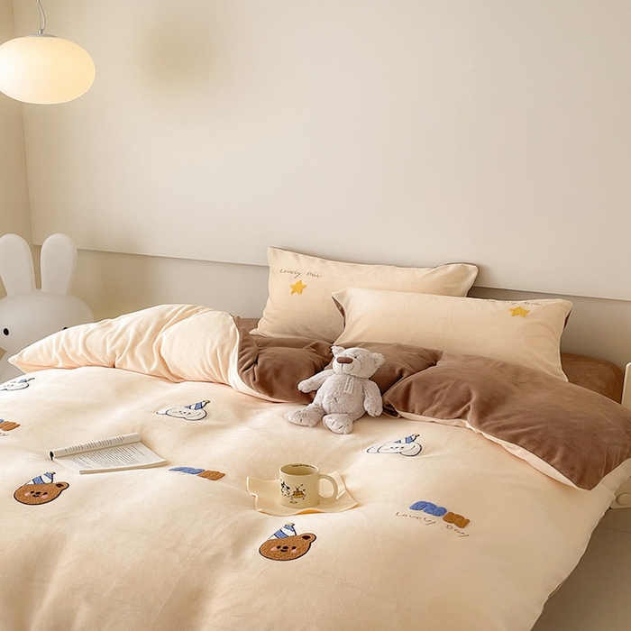 91家纺网 家纺一手货源 找家纺 沐棉 2023新款高克重牛奶绒毛巾绣四件套 开心派对-咖