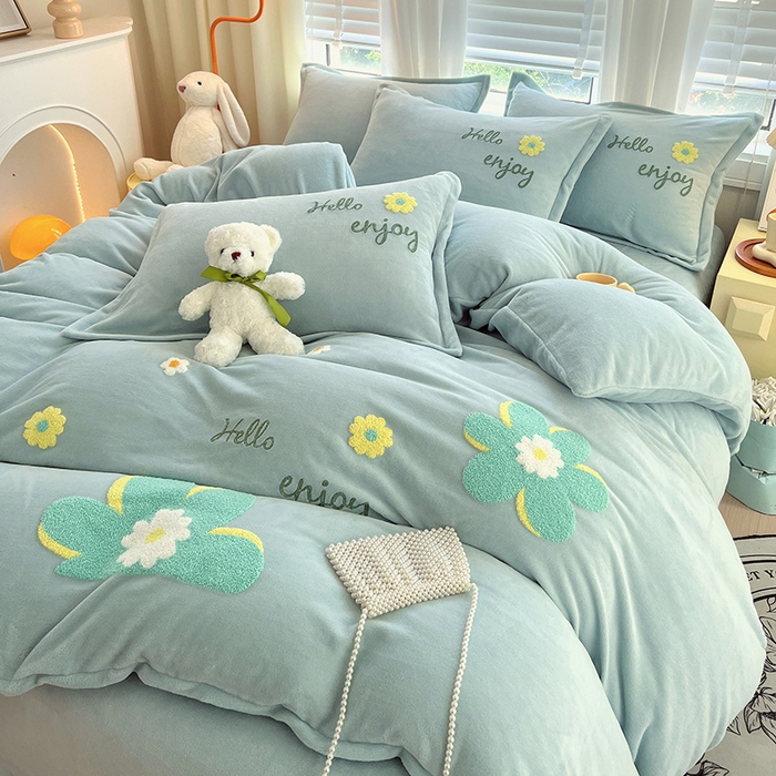 91家纺网 家纺一手货源 找家纺 凡客家居 2023新款毛巾绣牛奶绒四件套 伊莲娜-水蓝