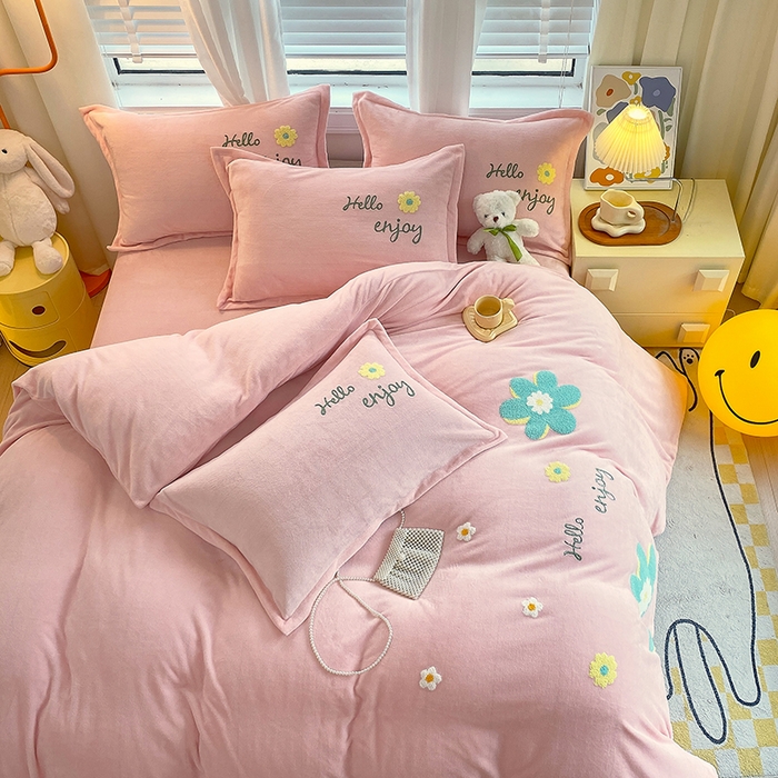 91家纺网 家纺一手货源 找家纺 凡客家居 2023新款毛巾绣牛奶绒四件套 伊莲娜-粉