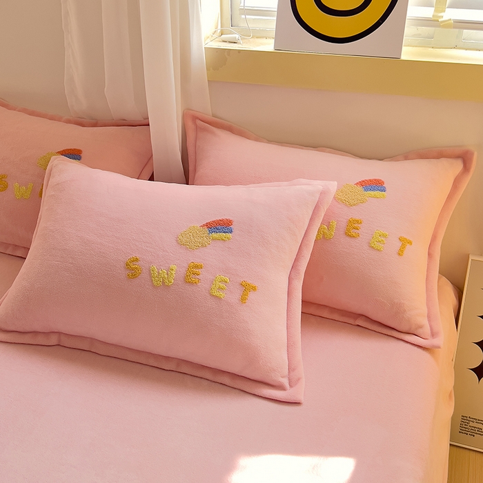 91家纺网 家纺一手货源 找家纺 凡客家居 2023新款毛巾绣牛奶绒四件套 优漫-粉