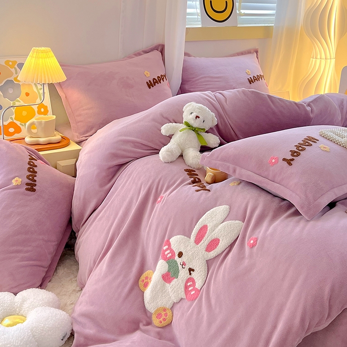 91家纺网 家纺一手货源 找家纺 凡客家居 2023新款毛巾绣牛奶绒四件套 快乐兔-豆沙