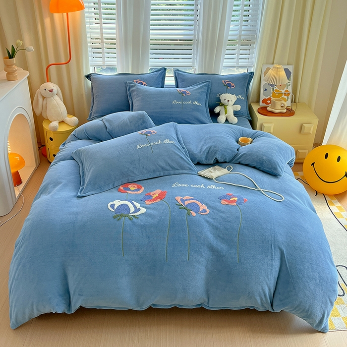 91家纺网 家纺一手货源 找家纺 凡客家居 2023新款毛巾绣牛奶绒四件套 爱丽丝-蓝