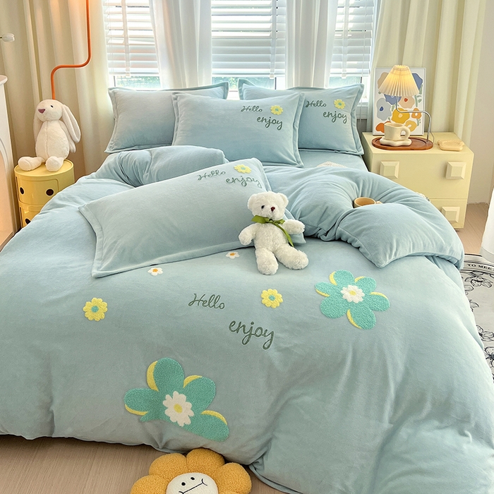 91家纺网 家纺一手货源 找家纺 凡客家居 2023新款毛巾绣牛奶绒四件套 伊莲娜-水蓝