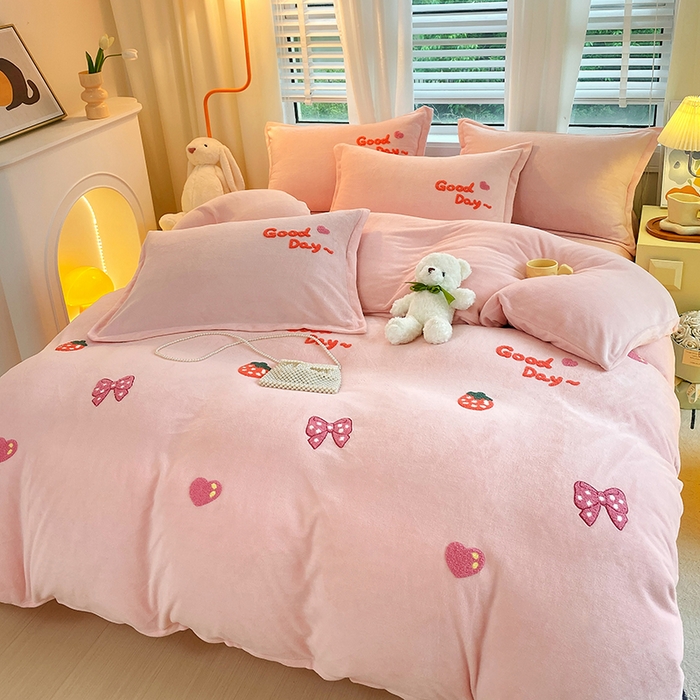 91家纺网 家纺一手货源 找家纺 凡客家居 2023新款毛巾绣牛奶绒四件套 初妍-粉