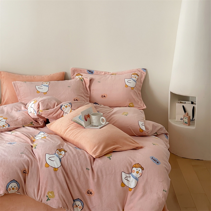 91家纺网 家纺一手货源 找家纺 时光里 2023新款全消光加厚牛奶绒印花单被套 顽皮鸭-粉