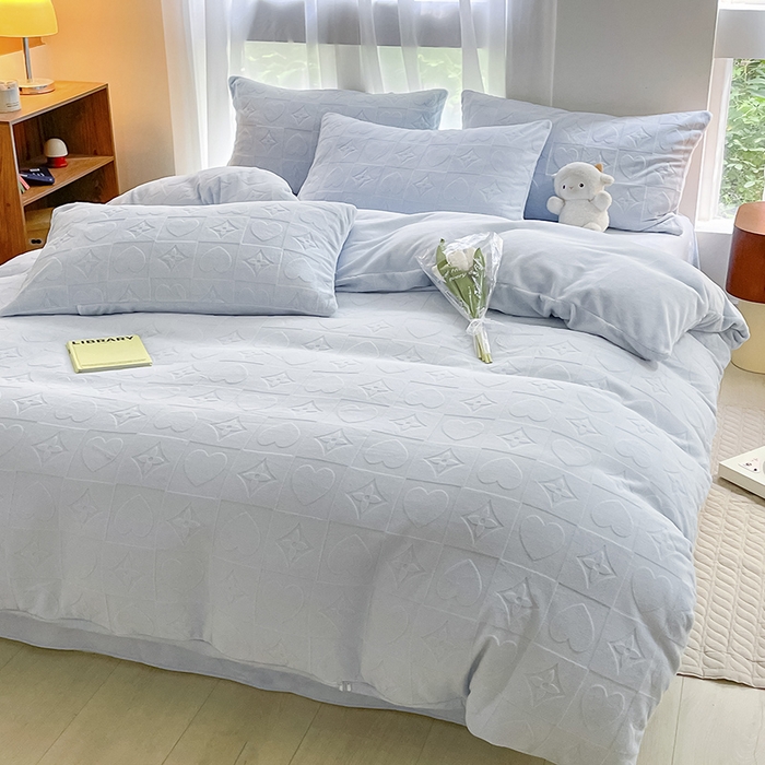 91家纺网 家纺一手货源 找家纺 蜜柚2024新款全消光200克牛奶绒温柔治愈系奶油风雕花烂花极简牛奶绒四件套 依恋-繁星兰