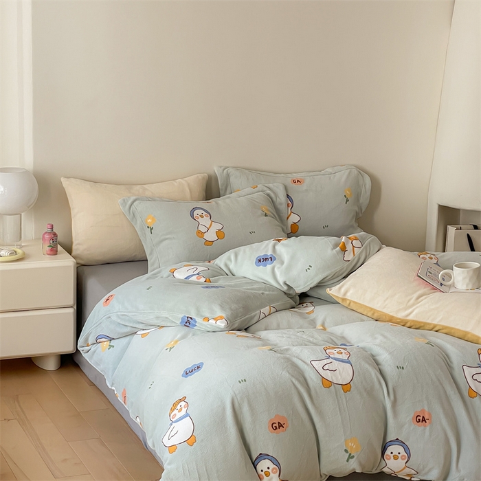 91家纺网 家纺一手货源 找家纺 时光里 2023新款全消光加厚牛奶绒印花单被套 顽皮鸭-蓝