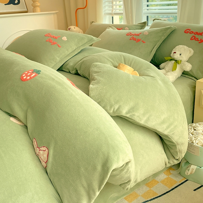 91家纺网 家纺一手货源 找家纺 凡客家居 2023新款毛巾绣牛奶绒四件套 初妍-绿