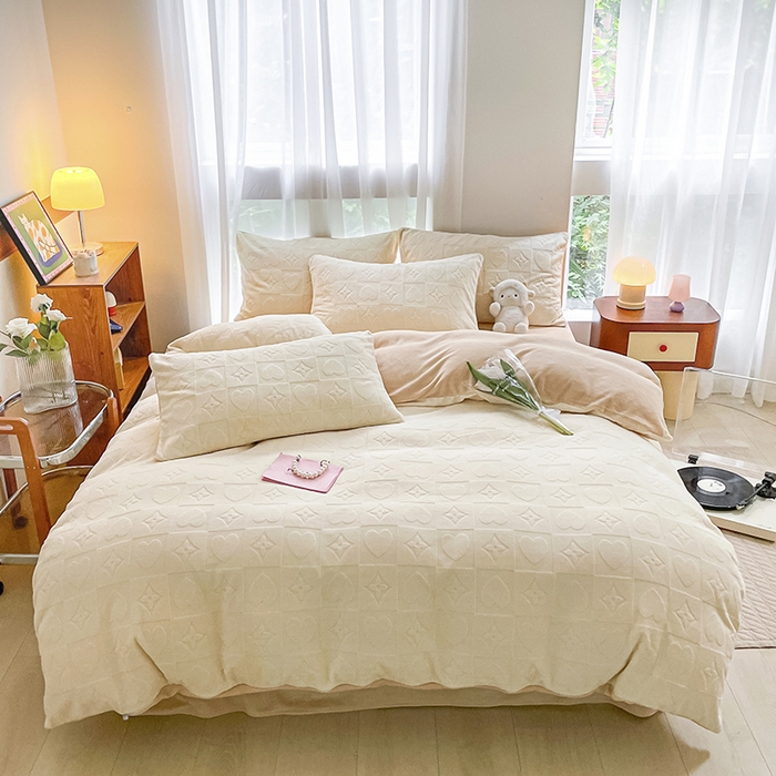 91家纺网 家纺一手货源 找家纺 蜜柚 2024新款全消光200克牛奶绒温柔治愈系奶油风雕花烂花极简牛奶绒四件套 依恋-奶驼