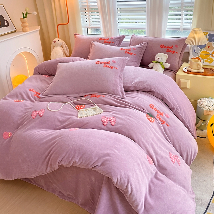 91家纺网 家纺一手货源 找家纺 凡客家居 2023新款毛巾绣牛奶绒四件套 初妍-紫