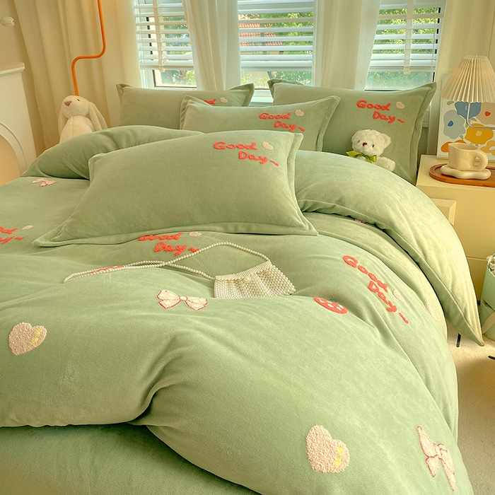 91家纺网 家纺一手货源 找家纺 凡客家居 2023新款毛巾绣牛奶绒四件套 初妍-绿