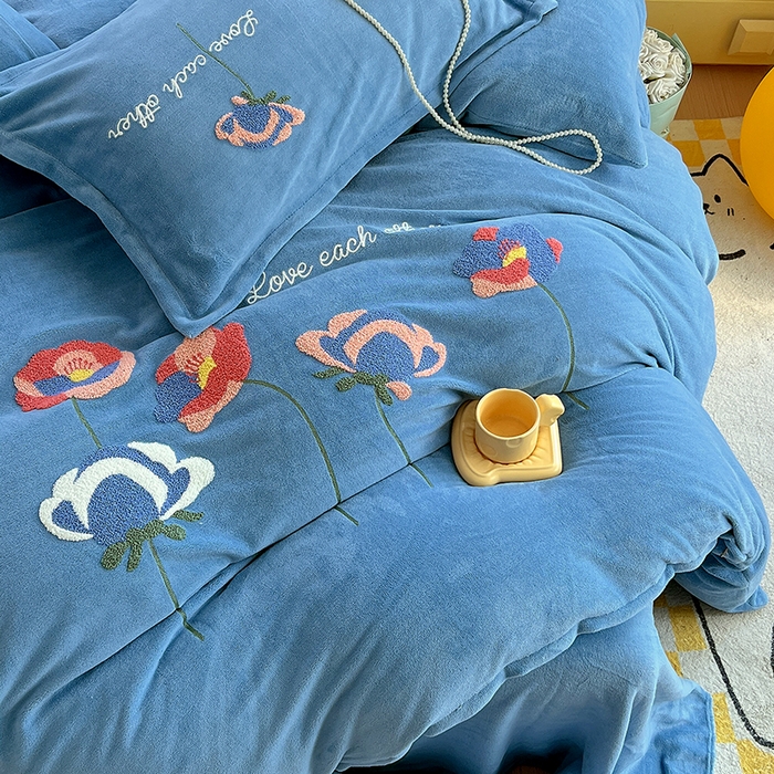 91家纺网 家纺一手货源 找家纺 凡客家居 2023新款毛巾绣牛奶绒四件套 爱丽丝-蓝