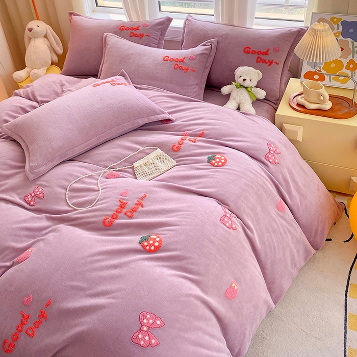 91家纺网 家纺一手货源 找家纺 凡客家居 2023新款毛巾绣牛奶绒四件套 初妍-紫