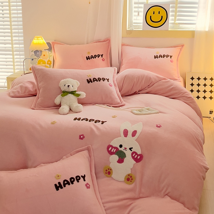 91家纺网 家纺一手货源 找家纺 凡客家居 2023新款毛巾绣牛奶绒四件套 快乐兔-粉