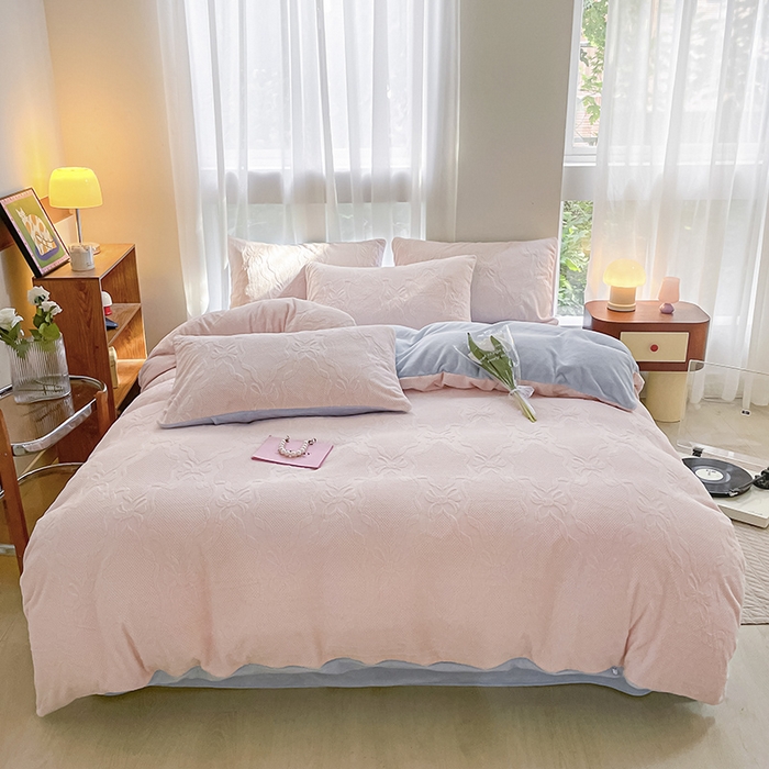 91家纺网 家纺一手货源 找家纺 蜜柚 2024新款全消光200克牛奶绒温柔治愈系奶油风雕花烂花极简牛奶绒四件套 初见-粉蓝