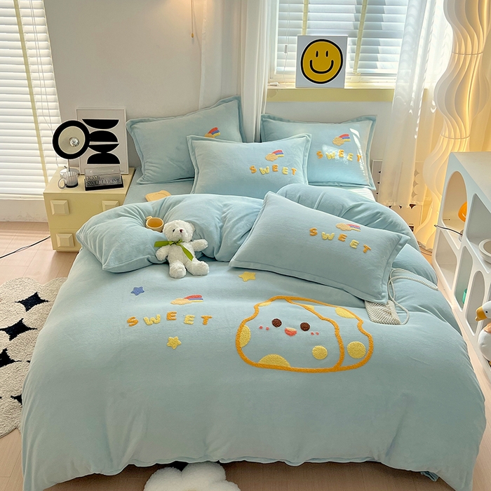 91家纺网 家纺一手货源 找家纺 凡客家居 2023新款毛巾绣牛奶绒四件套 优漫-水蓝