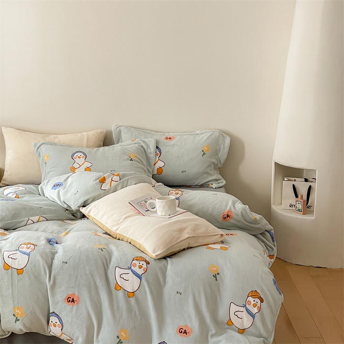 91家纺网 家纺一手货源 找家纺 时光里 2023新款全消光加厚牛奶绒印花单被套 顽皮鸭-蓝