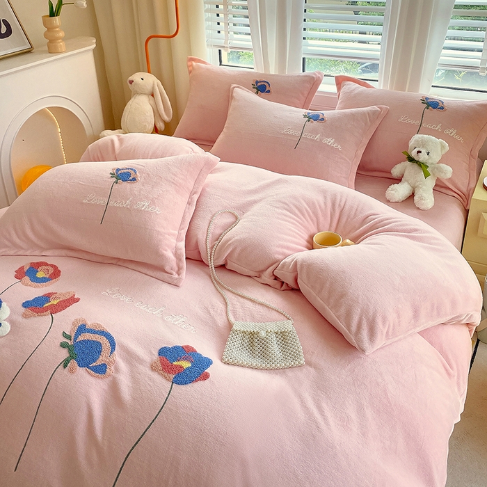 91家纺网 家纺一手货源 找家纺 凡客家居 2023新款毛巾绣牛奶绒四件套 爱丽丝-粉