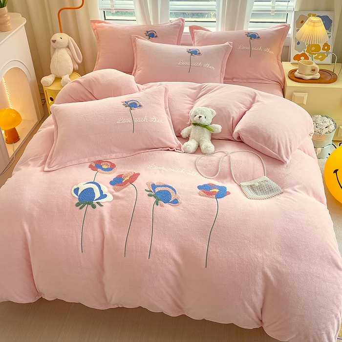 91家纺网 家纺一手货源 找家纺 凡客家居 2023新款毛巾绣牛奶绒四件套 爱丽丝-粉