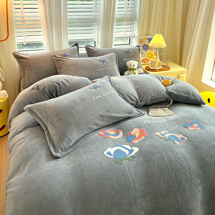 91家纺网 家纺一手货源 找家纺 凡客家居 2023新款毛巾绣牛奶绒四件套 爱丽丝-灰