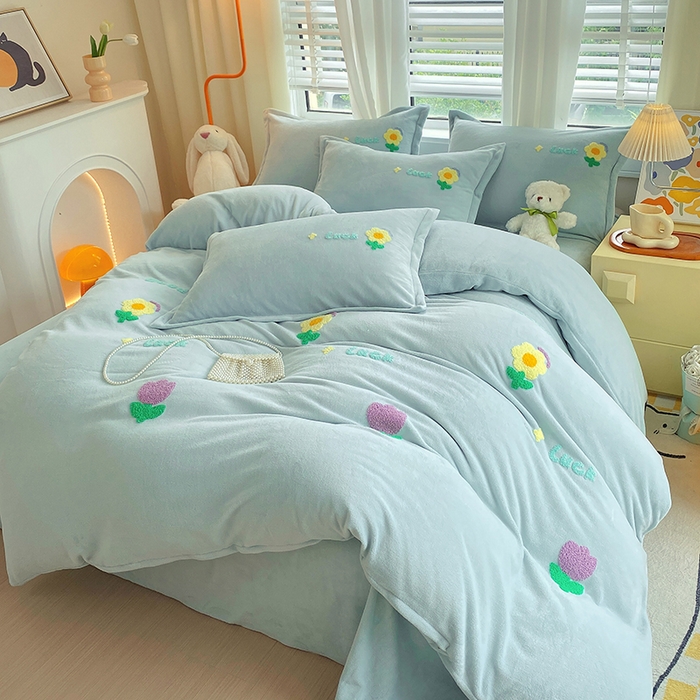 91家纺网 家纺一手货源 找家纺 凡客家居 2023新款毛巾绣牛奶绒四件套 郁金香-水蓝