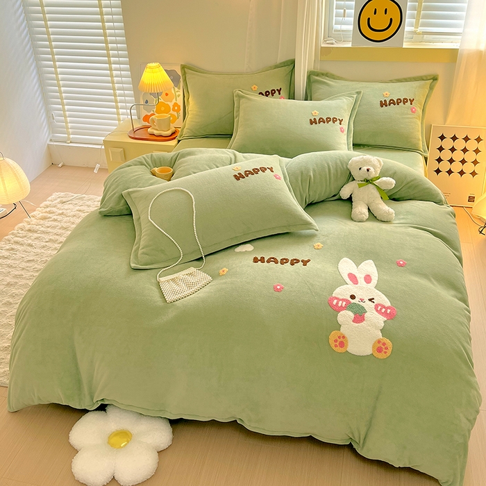 91家纺网 家纺一手货源 找家纺 凡客家居 2023新款毛巾绣牛奶绒四件套 快乐兔-绿