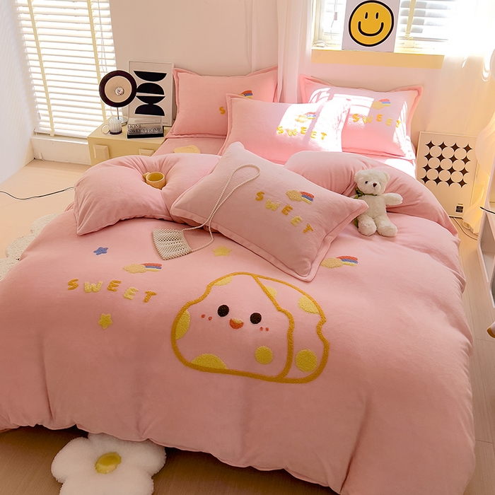 91家纺网 家纺一手货源 找家纺 凡客家居 2023新款毛巾绣牛奶绒四件套 优漫-粉